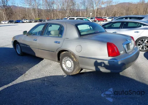 2002 Lincoln Town Car Signature из США, поврежденный, VIN 1LNHM82W22Y661083